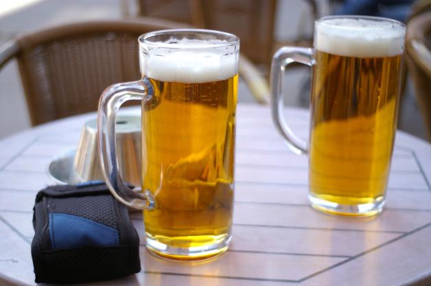 Polacy coraz częściej sięgają po piwa niszowe, lokalne i marki premium. Nie brakuje też smakoszy, którzy sami je warzą